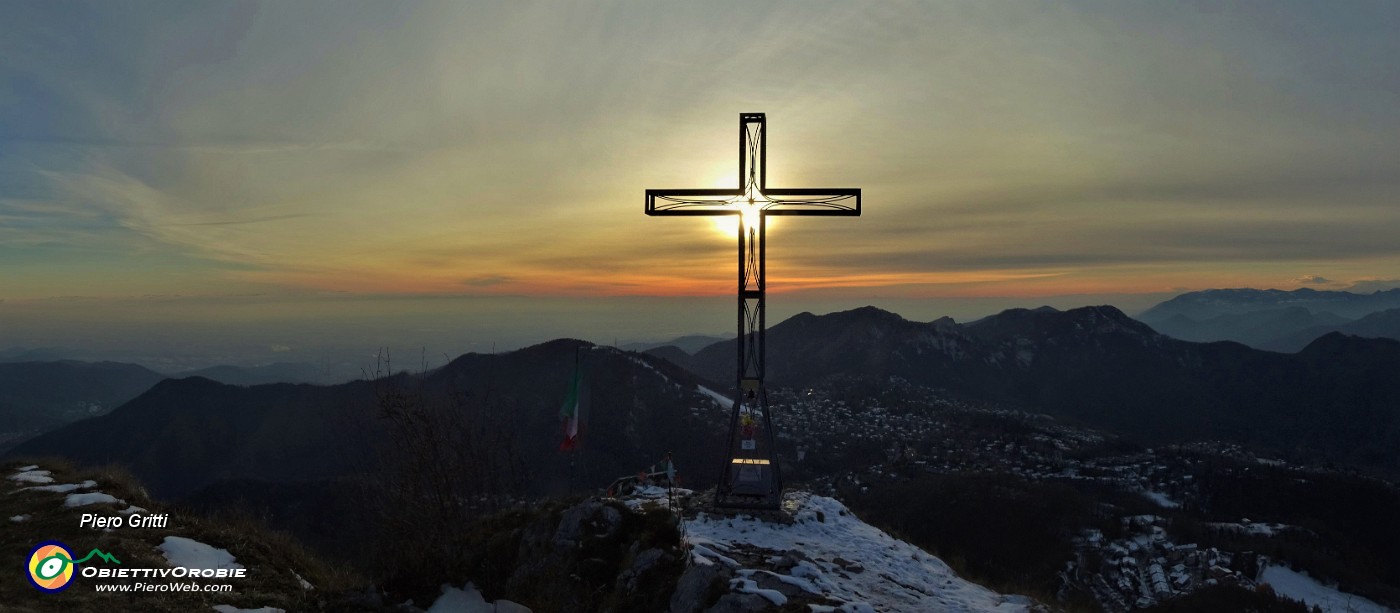 71 La bella croce di vetta Cornagera (1311 m) baciata dal sole con vista su altpiano Selvino-Aviatico.jpg